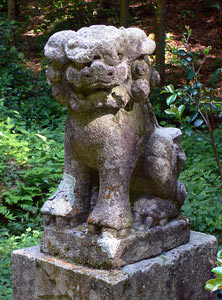 小島谷の鹿嶋神社本殿前狛犬（吽像）