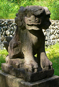 小島谷の鹿嶋神社本殿前狛犬（阿像）
