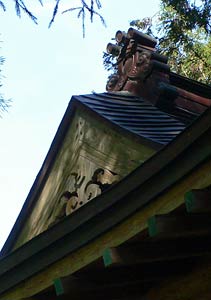 村上市中継の川内神社社殿屋根