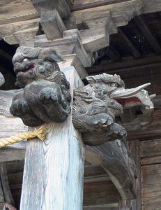 津南町中深見の船山神社拝殿向拝柱木鼻（右）