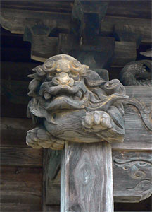 津南町中深見の上方神社拝殿木鼻（左）