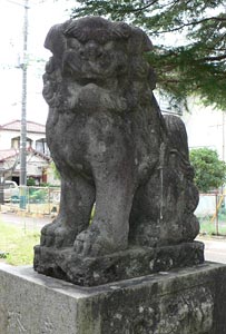 燕市小牧の白山神社の狛犬（阿像）