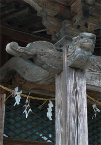 阿賀野市草水の八幡社拝殿向拝柱木鼻（左）
