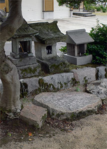 阿賀野市草水の八幡社境内の石祠