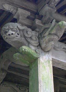 阿賀野市福永の諏訪神社拝殿向拝柱木鼻（左）