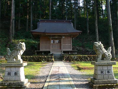 宮寄上の諏訪神社拝殿正面