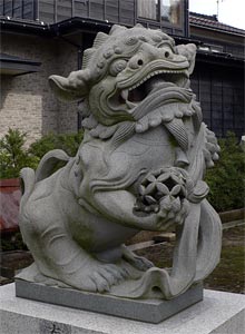 大沼新田の諏訪神社参道の獅子（左）
