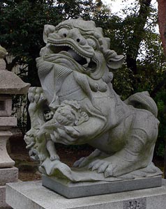 大沼新田の諏訪神社参道の獅子（右）