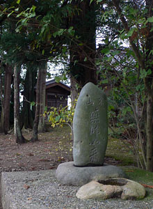 小沼新田の諏訪神社境内の米山薬師如来石塔