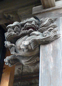 西所の諏訪神社社殿向拝柱木鼻（左）