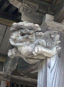 中之島町六所の六所社社殿向拝木鼻（左）彫刻
