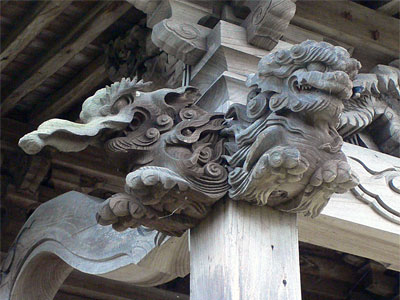 中之島町真弓の八幡神社拝殿向拝柱木鼻（左）