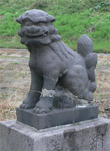 中之島町猫興野の諏訪神社狛犬（阿像）