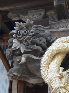 秋葉区柄目木の八幡神社拝殿木鼻（左）