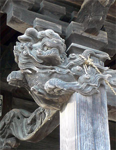 秋葉区金屋の神明宮拝殿向拝柱木鼻（左）