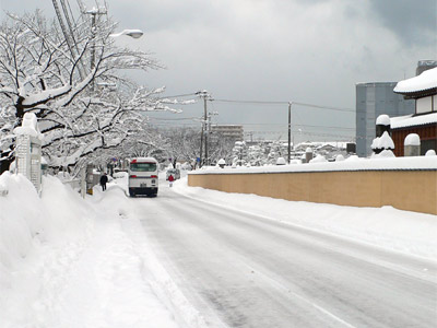 冬の広小路道