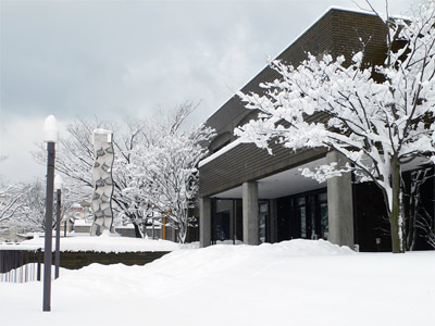 雪化粧の新潟市美術館