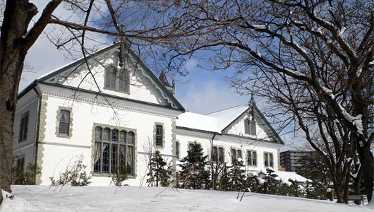 雪化粧の県政記念館