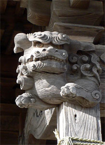 聖籠町蓮野杉谷内の神明社拝殿向拝の木鼻（左）