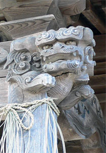 聖籠町蓮野杉谷内の神明社拝殿向拝の木鼻（右）
