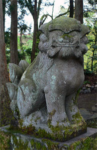 越路町東谷の諏訪神社狛犬（吽像）
