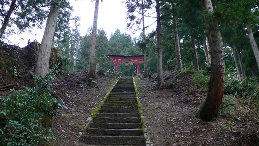 旧越路町東谷山宿の松尾神社参道見上げ