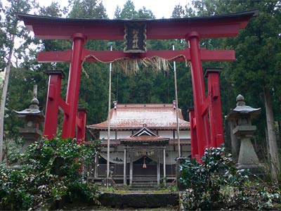 旧越路町東谷山宿の松尾神社・鳥居越しに拝殿を見る