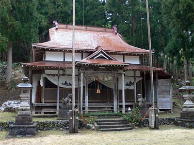 旧越路町東谷山宿の松尾神社拝殿