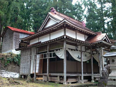 旧越路町山宿の松尾神社拝殿と本殿