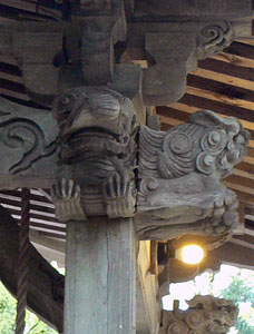 小国町武石の戸隠神社拝殿の向拝部分（左）