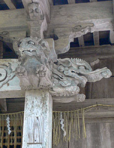 小国町武石の戸隠神社拝殿の向拝部分（右）