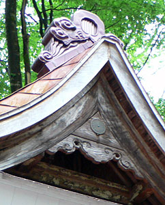 小国町武石の戸隠神社拝殿の本殿の屋根
