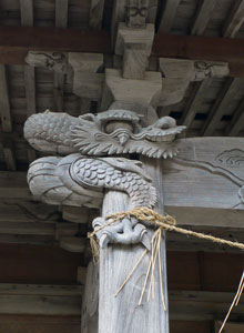 新発田市米子の白山神社拝殿向拝柱（左）