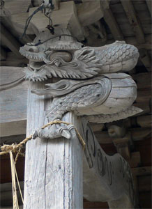 新発田市米子の白山神社拝殿向拝柱（右）