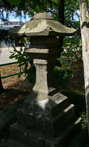 小須戸町新保の神保神社境内石燈籠
