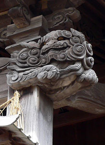 小須戸の諏訪神社拝殿向拝柱