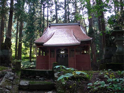 小国町森光の森光神社拝殿正面