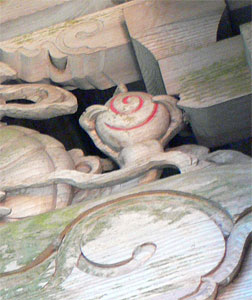 小国町森光の森光神社本殿向拝彫刻（右部分）