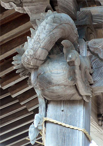 聖籠町真野の神明社拝殿向拝柱の木鼻