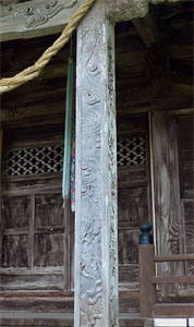 村上市猿沢の神明神社拝殿向拝柱