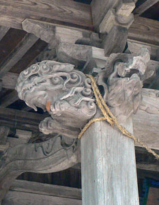 村上市鵜渡路の伊須流岐神社拝殿向拝柱木鼻（左）