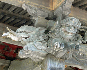 南魚沼市滝谷の滝谷神社拝殿向拝柱木鼻（左）