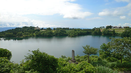 青柳神社から坊ケ池を見おろす