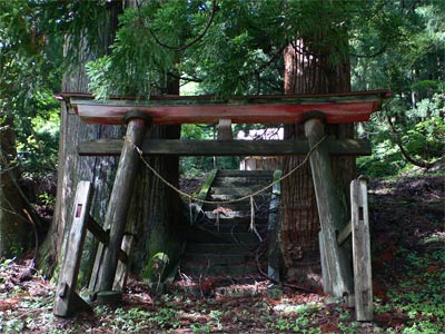 清里村赤池の諏訪神社鳥居