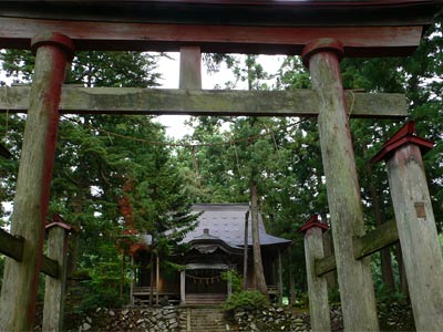 清里村梨平の水嶋磯部神社二の鳥居から社殿を見る