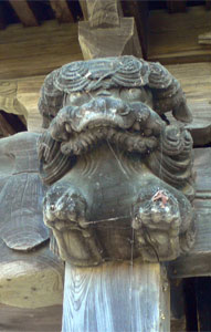 下和納の下和納神社拝殿向拝柱木鼻（左）