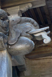 下和納の下和納神社拝殿向拝柱木鼻（右）
