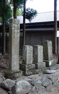 平瀬の伊豆神社境内の石碑