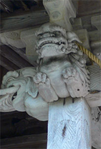 山北町寒川の川内神社社殿向拝柱木鼻（左）