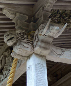 山北町寒川の川内神社社殿向拝柱木鼻（右）